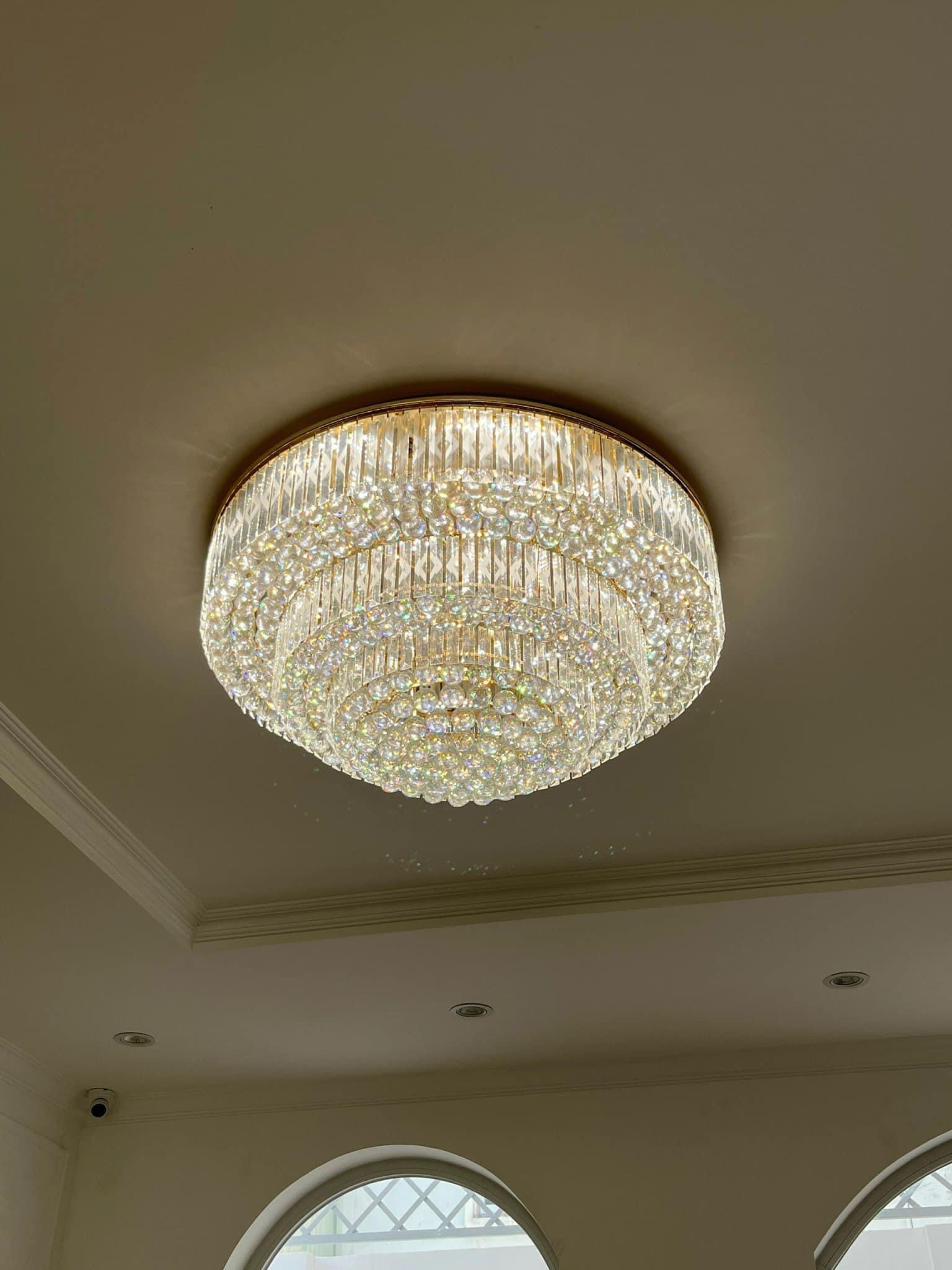 Tại sao nên sử dụng đèn mâm ốp trần pha lê cho phòng khách ?