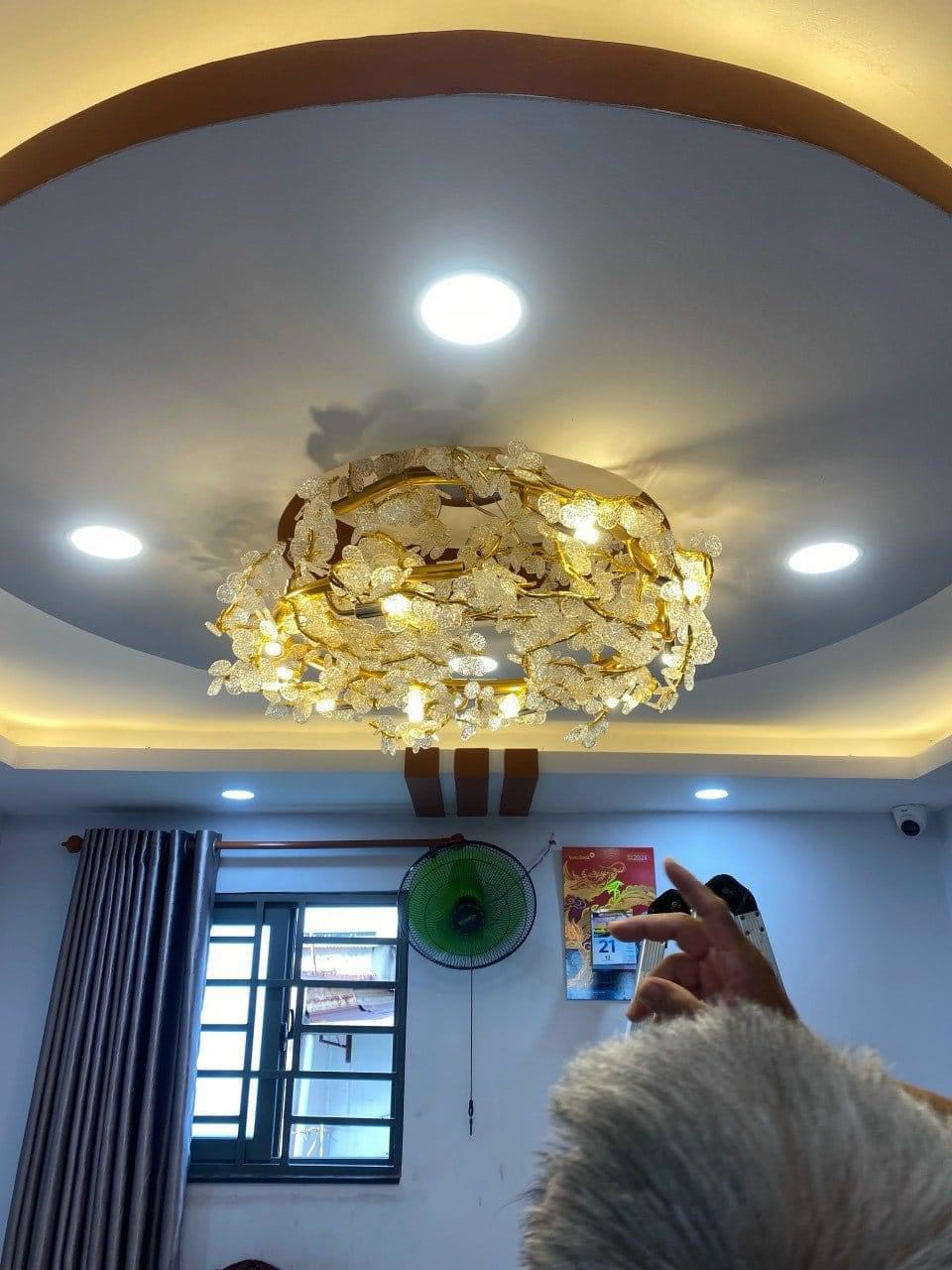 Tại sao nên sử dụng đèn mâm ốp trần pha lê cho phòng khách ?